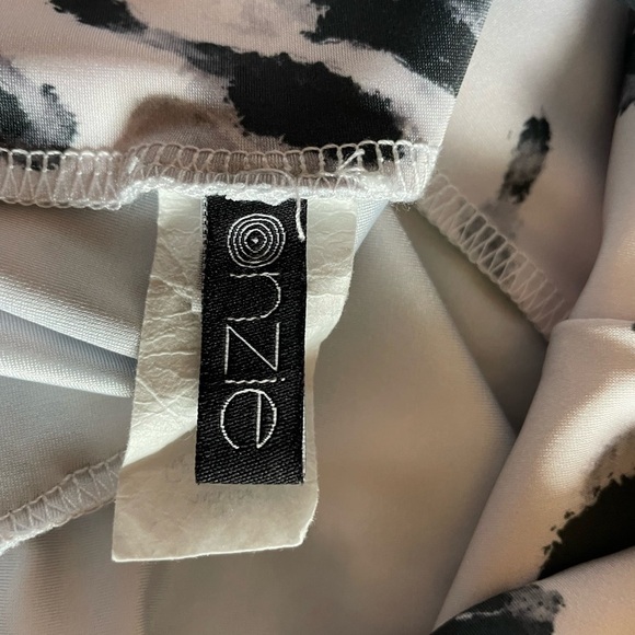 Onzie black and white abstract high rise leggings - Picture 3 of 4